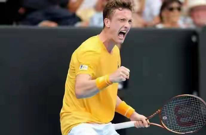 包含世界网球队轻取美国网球队，阿尔卡拉斯三分雨点燃全场的词条