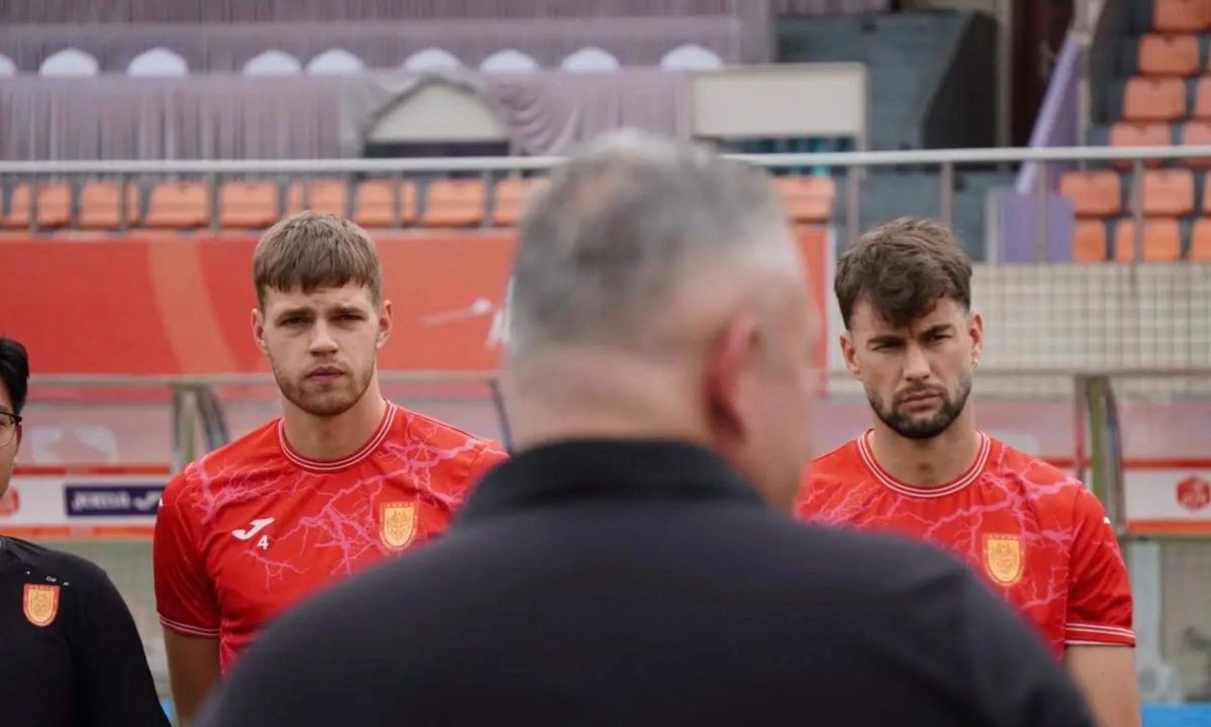 足球比赛中发生激烈对抗，场面异常火爆