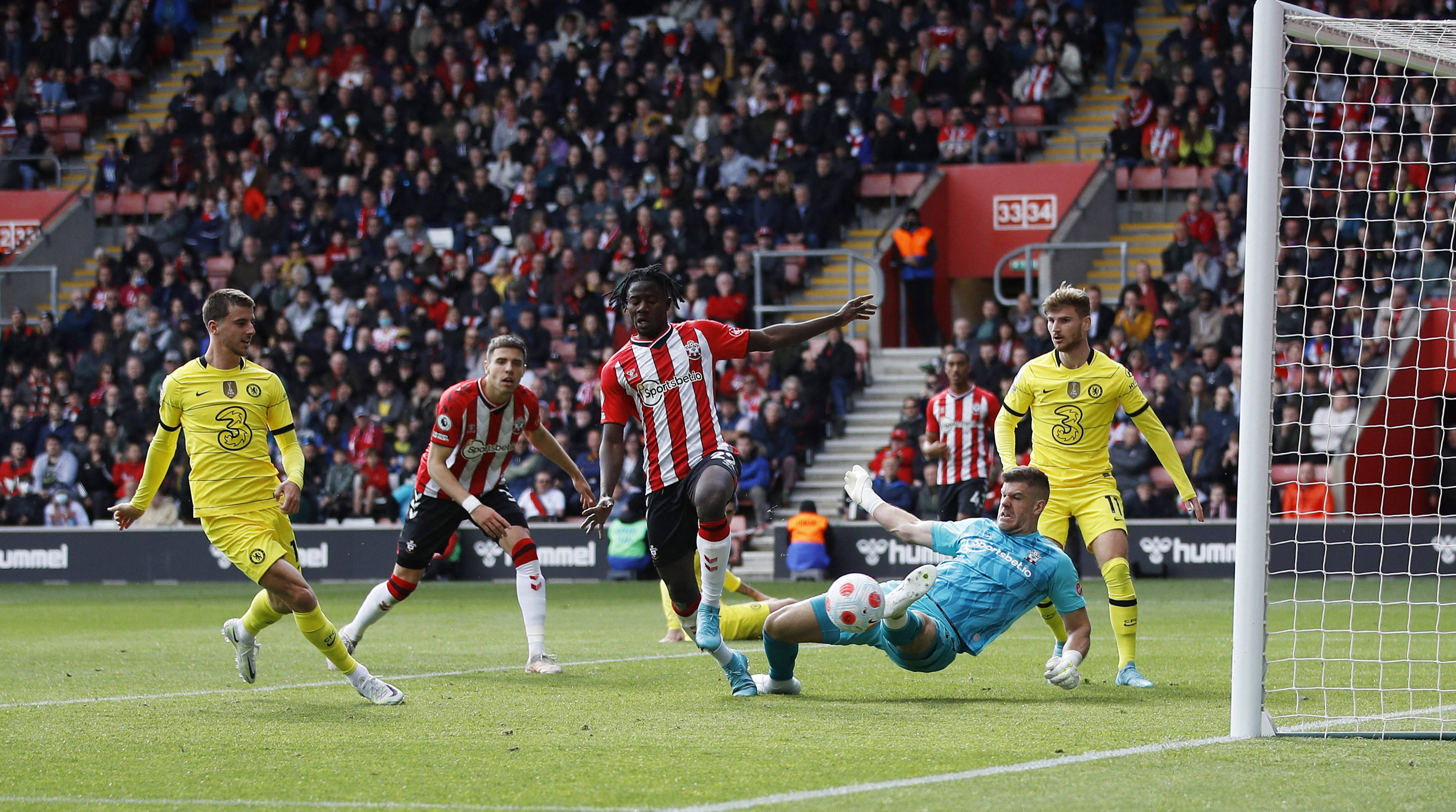 足球比赛中发生激烈对抗，场面异常火爆