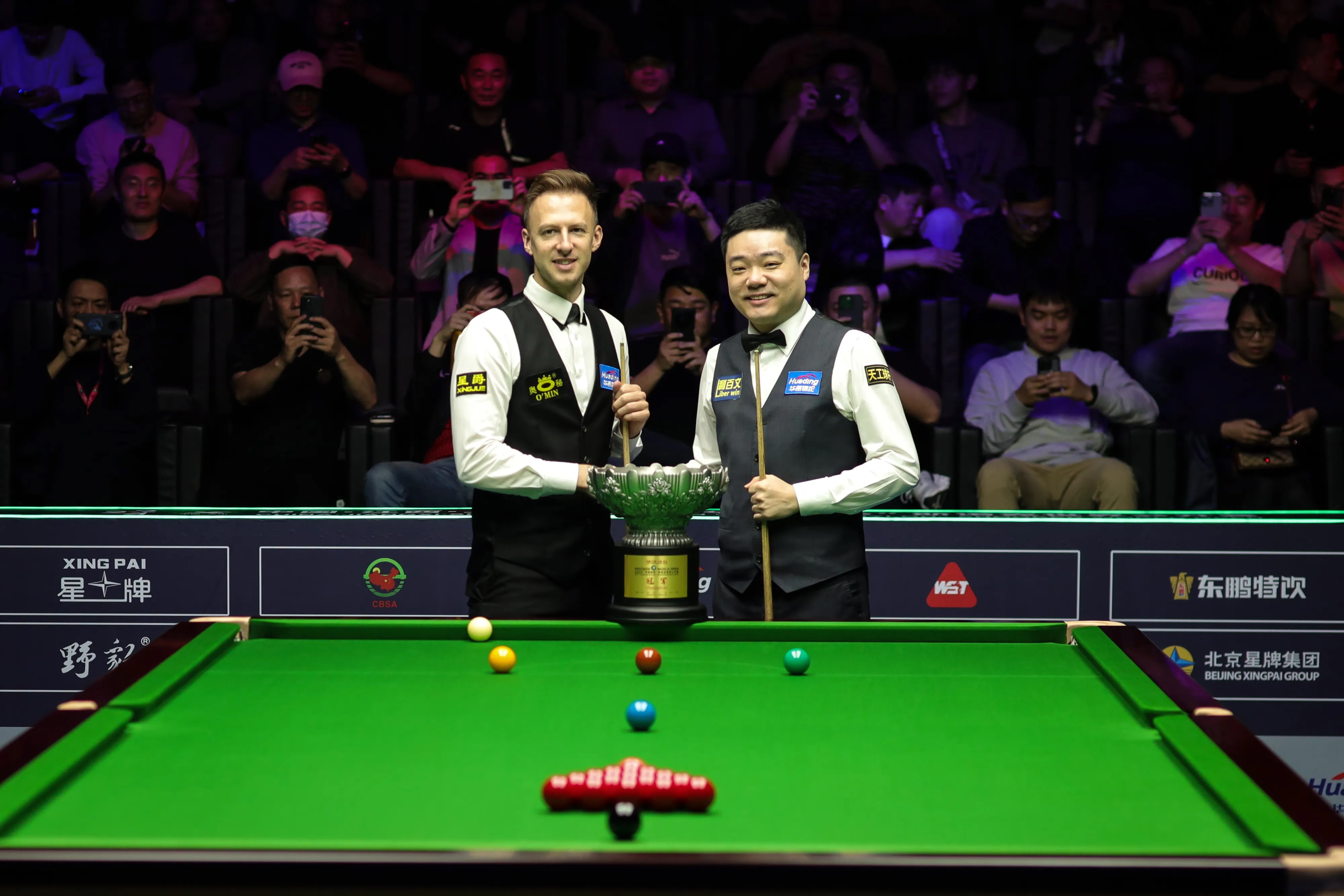 顶尖球员备战决定性比赛，全力以赴