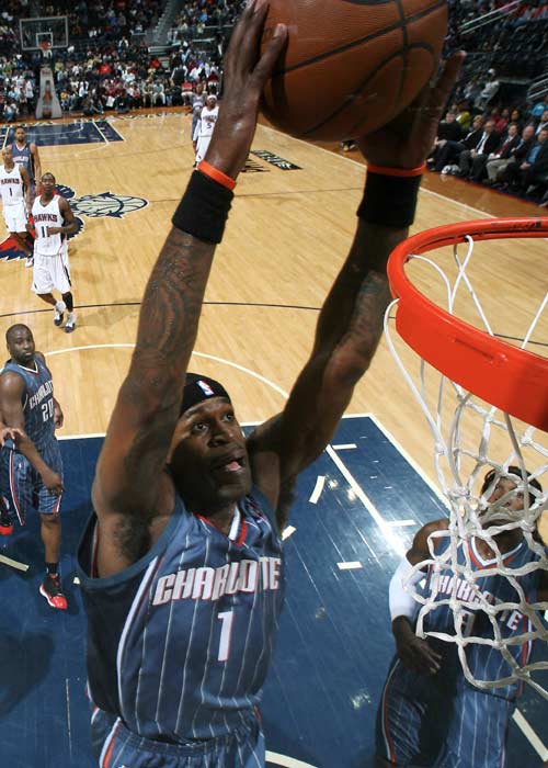 约翰逊在比赛中出现争议，引发球迷不满