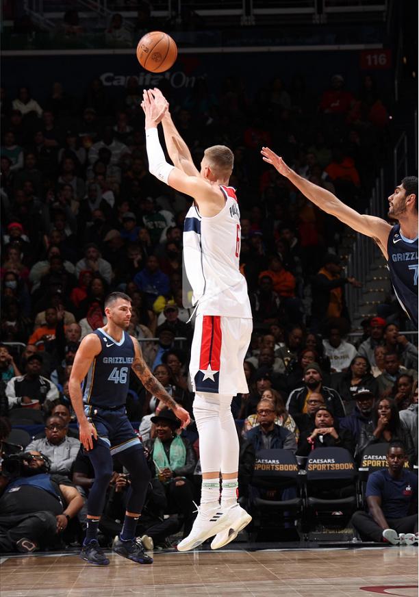 关于灰熊碾压奇才，波尔津吉斯打破历史纪录的信息