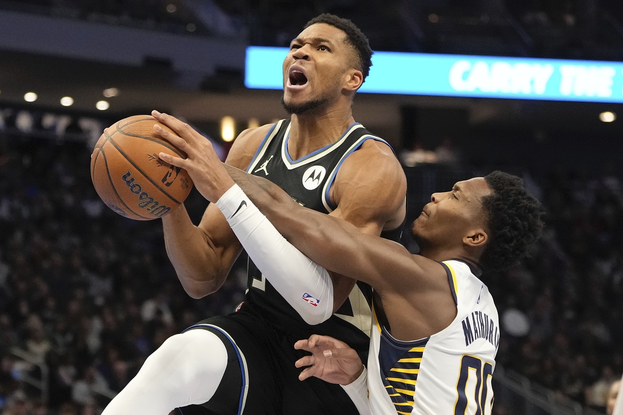 雄鹿B队力克步行者，欧文送出助攻