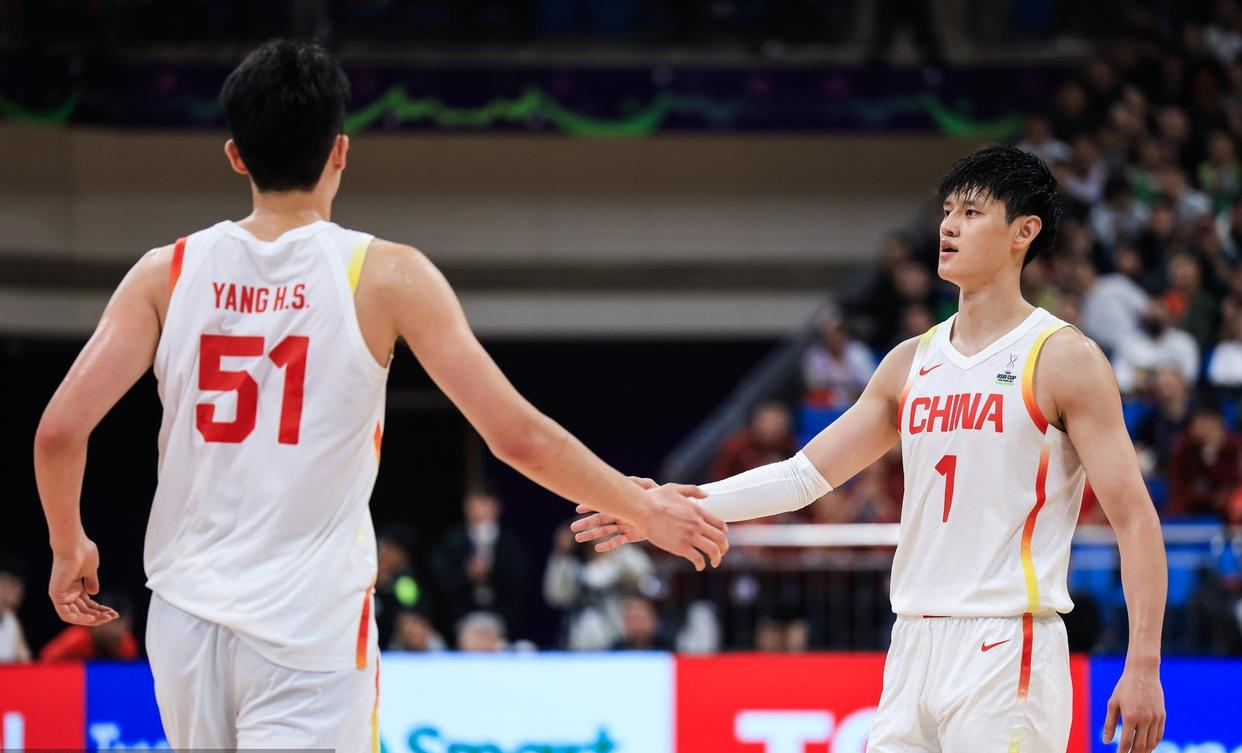 中国男篮完胜篮网B队，莫里斯三分雨点燃全场的简单介绍