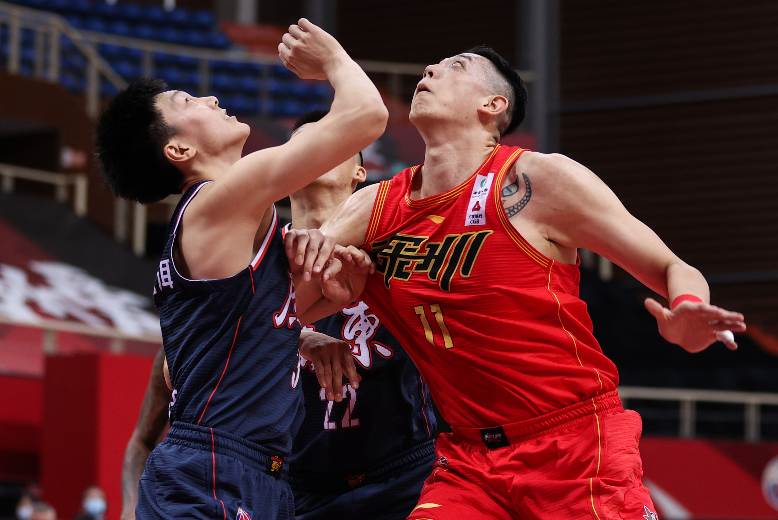 包含男篮擂台上一决胜负，场面热血澎湃的词条