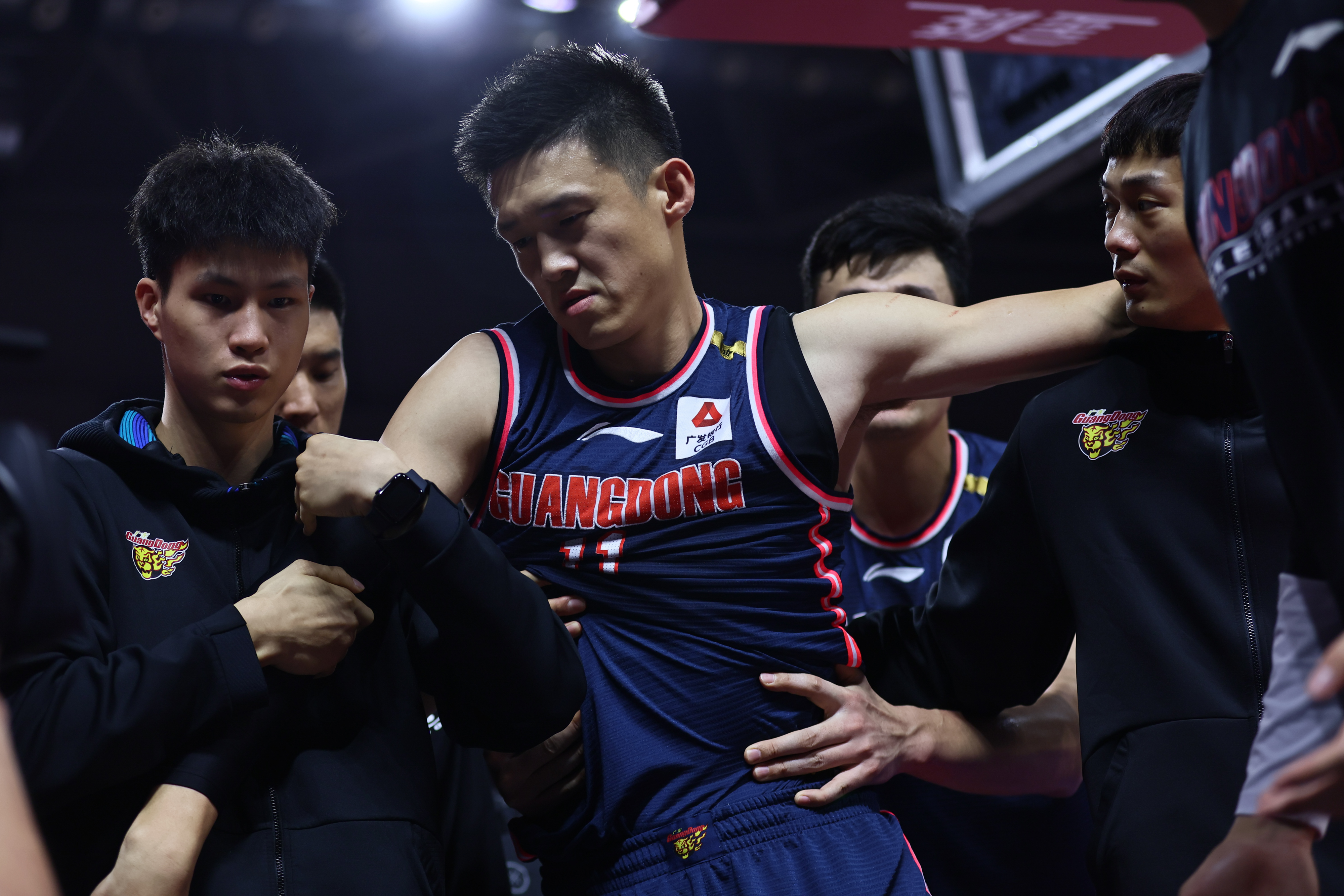 包含男篮擂台上一决胜负，场面热血澎湃的词条