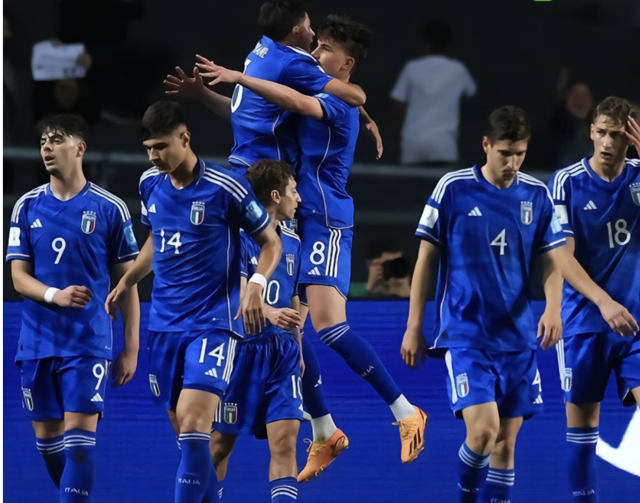 关于卡洛斯-桑切斯与萨索洛签约，重返意大利赛场的信息