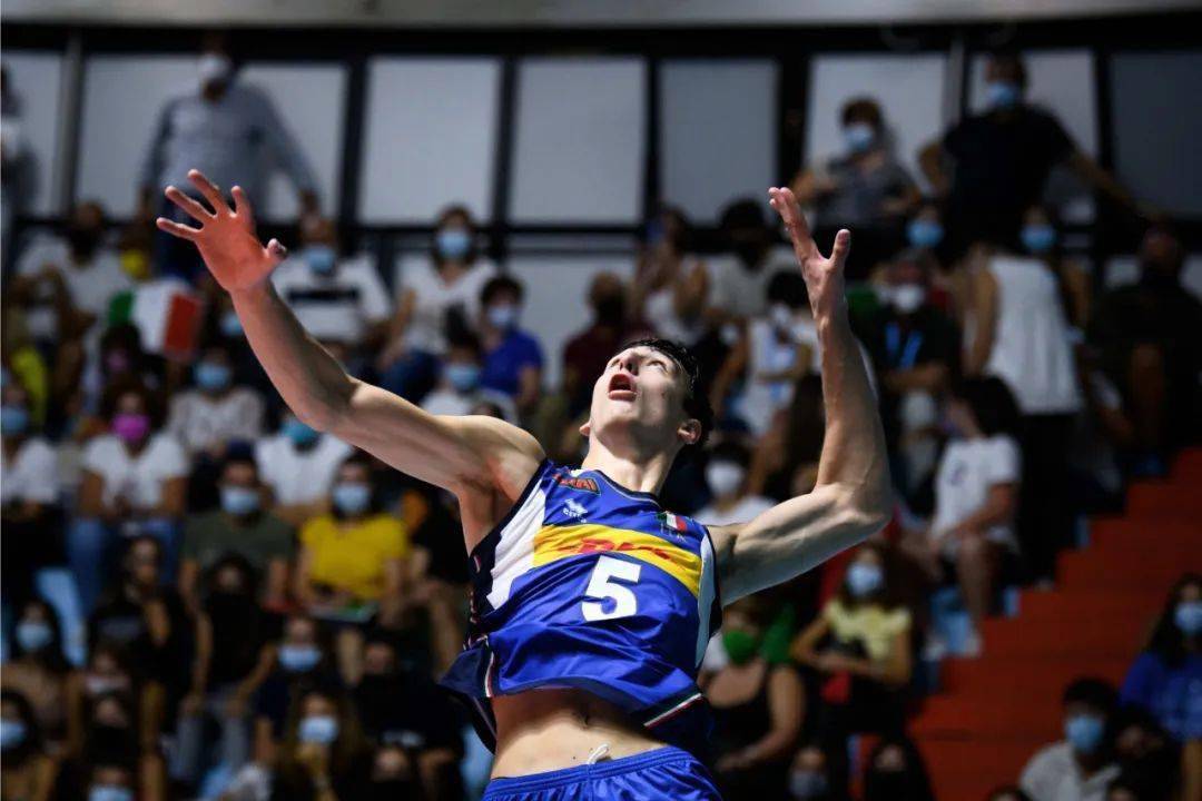 关于卡洛斯-桑切斯与萨索洛签约，重返意大利赛场的信息