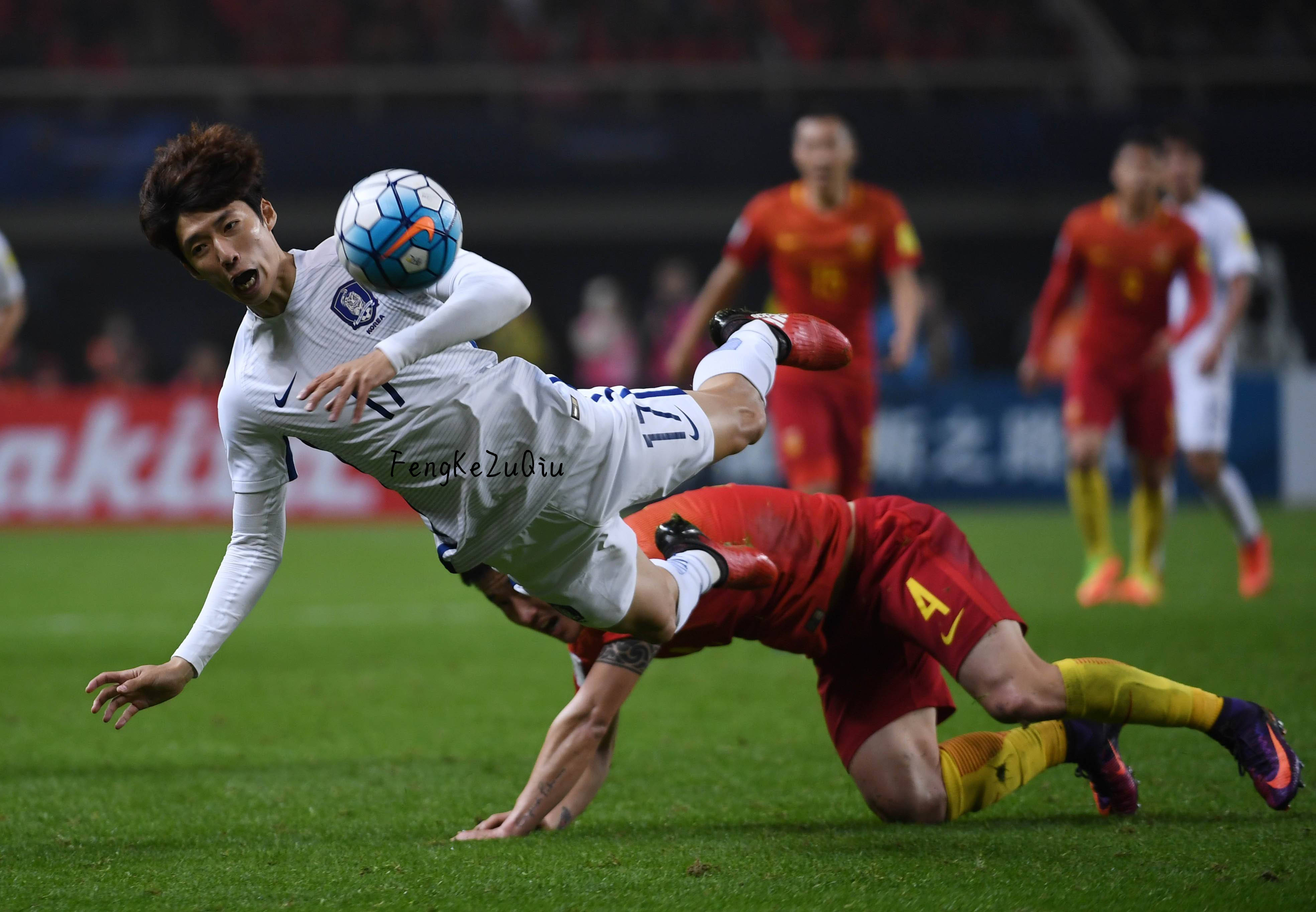 关于球场激情澎湃，赛事胜负难测的信息