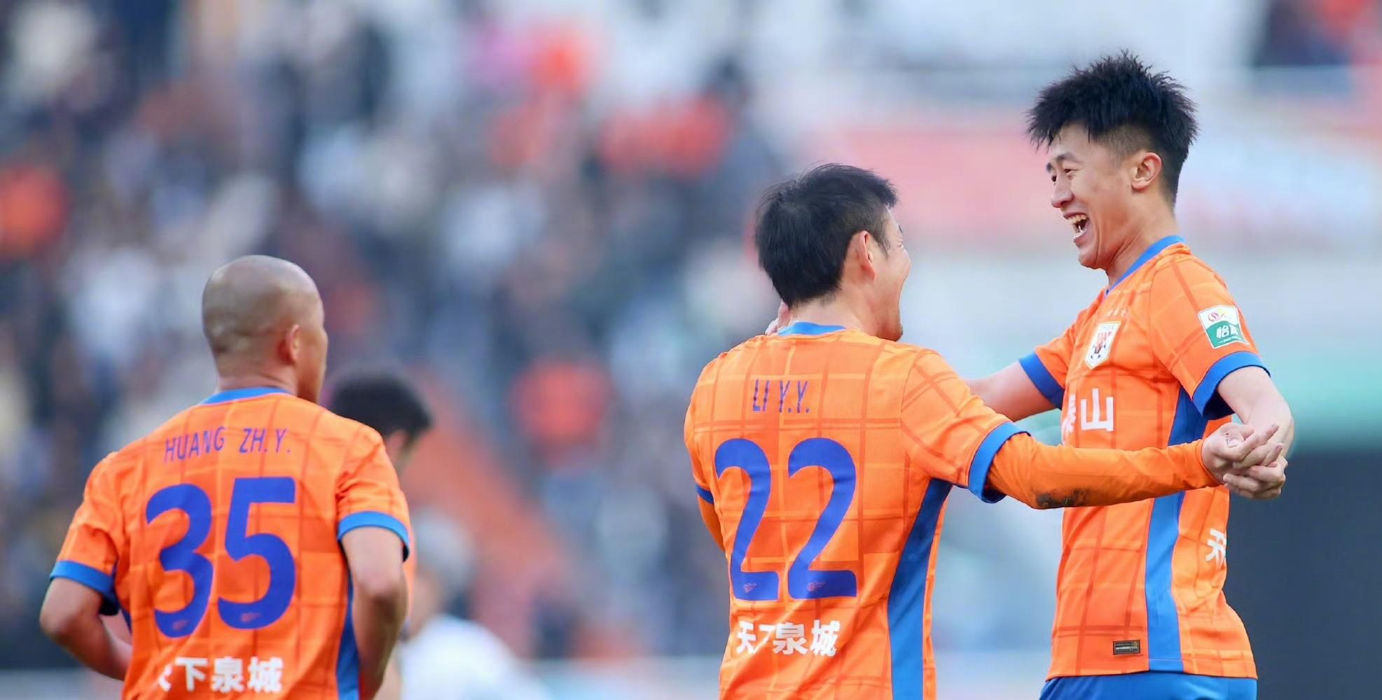 包含申花主场大胜河南建业，继续追赶前列的词条