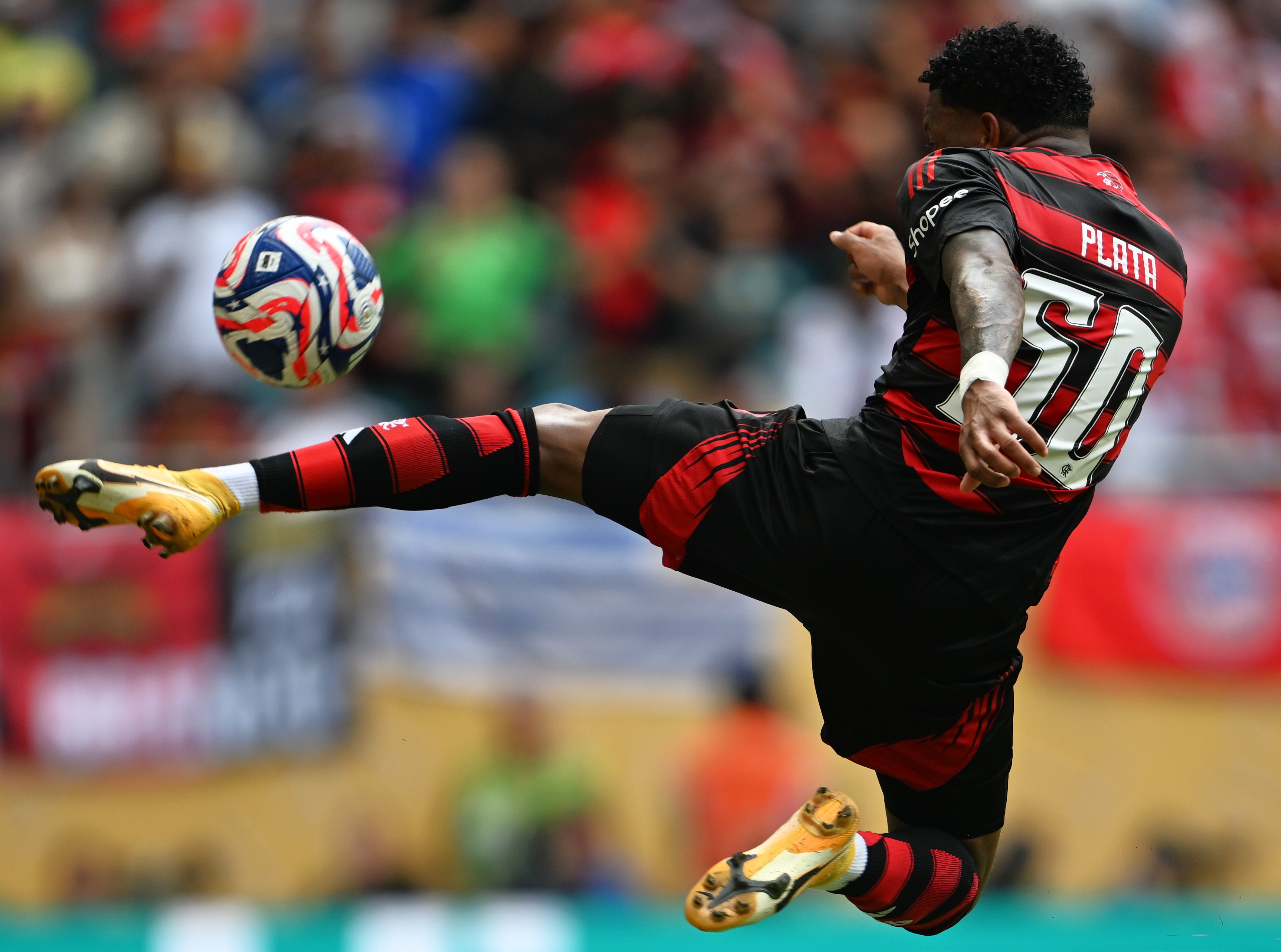 拜仁连胜！拜仁遥遥领先，晋级八强