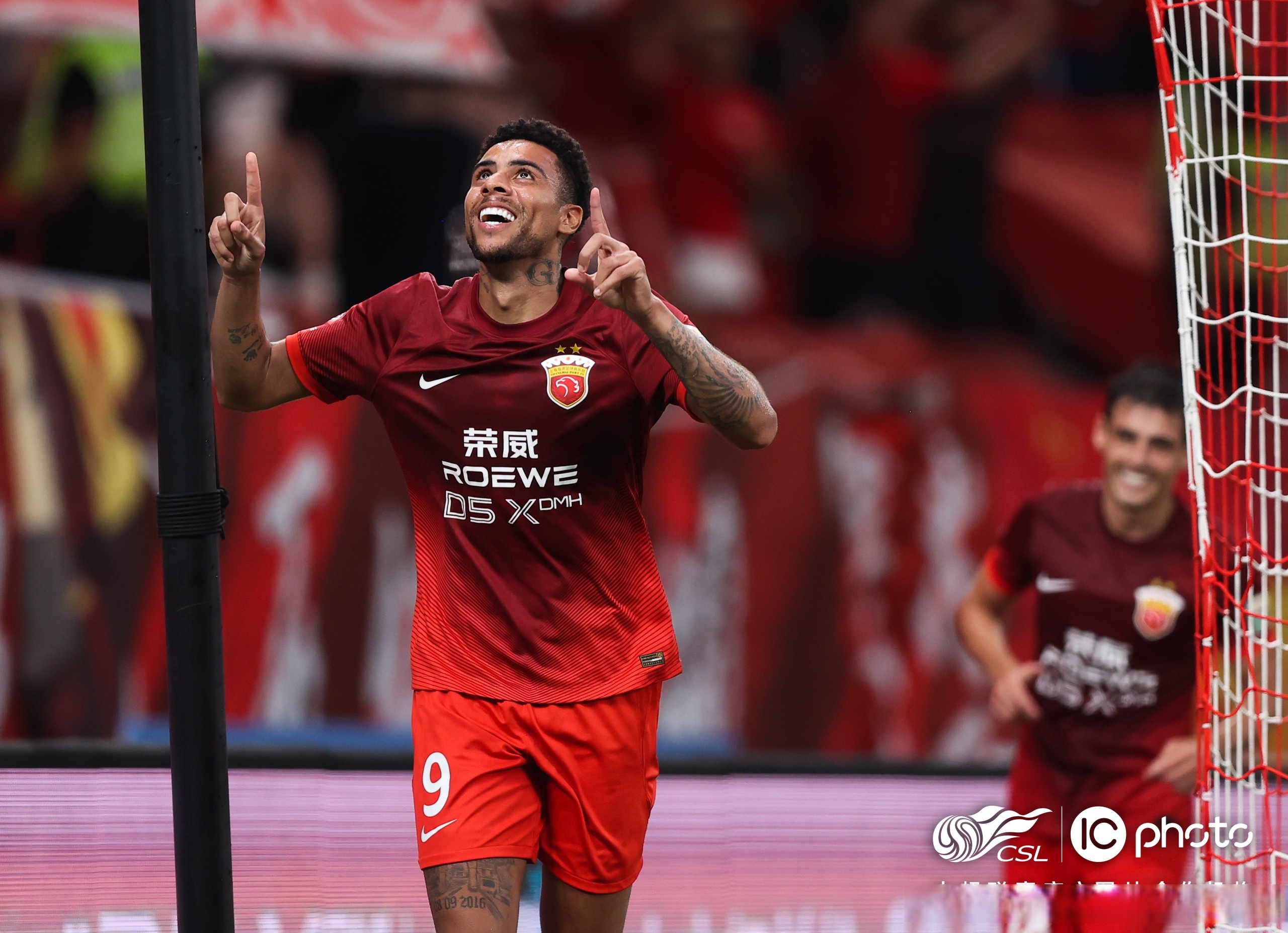 阿拉维斯队突破困境，创造胜利