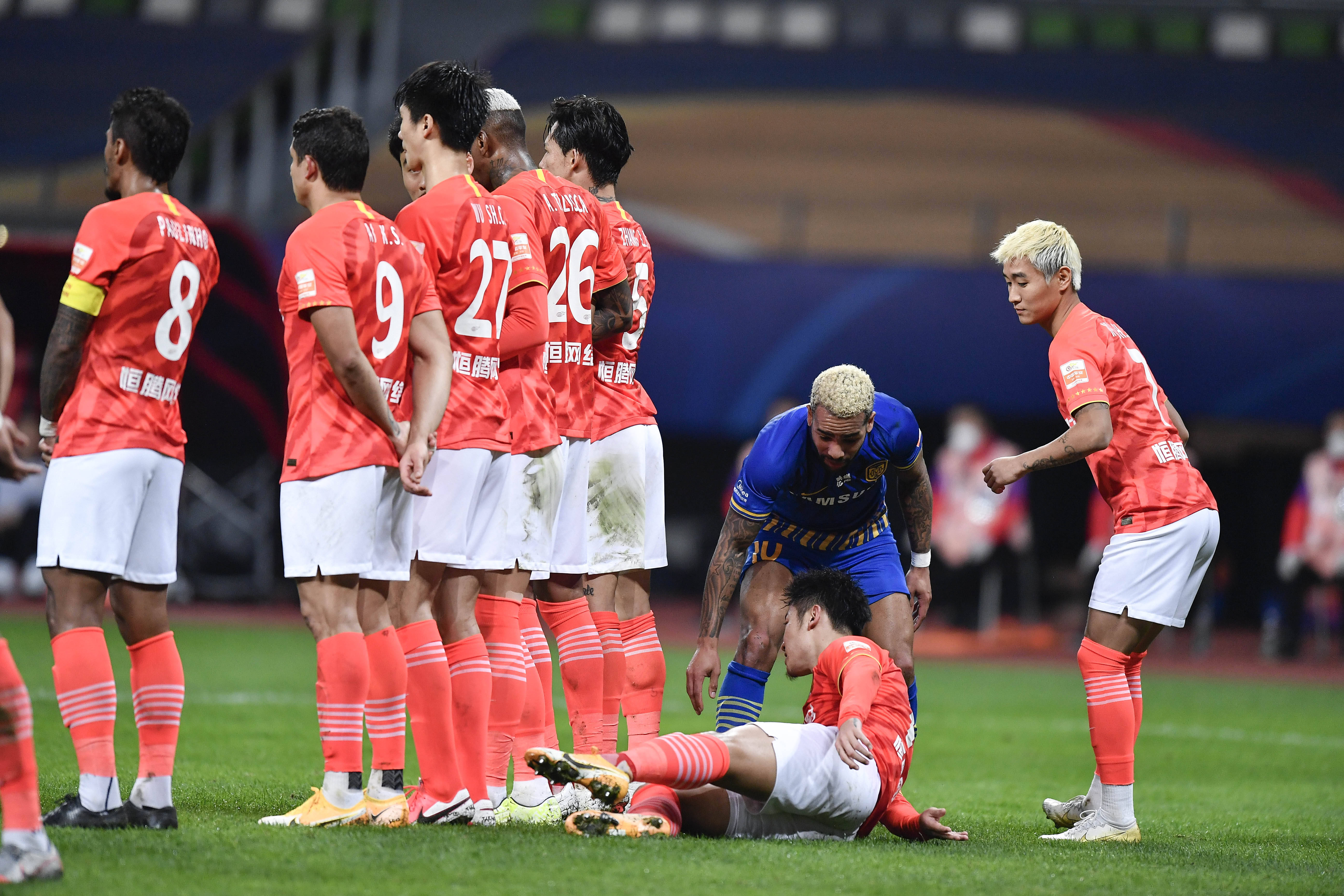 包含苏宁连续不胜，中超前景蒙上阴影的词条