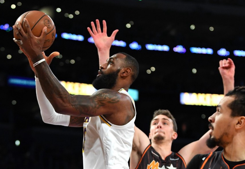 美国男篮碾压魔术，贝弗利三分雨点燃全场的简单介绍