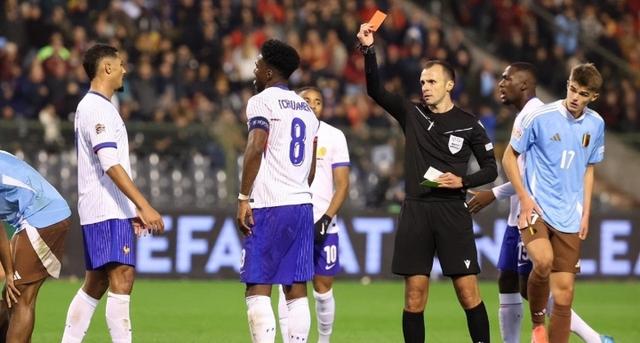 比利时联赛季前赛事紧张激烈，球队实力平均