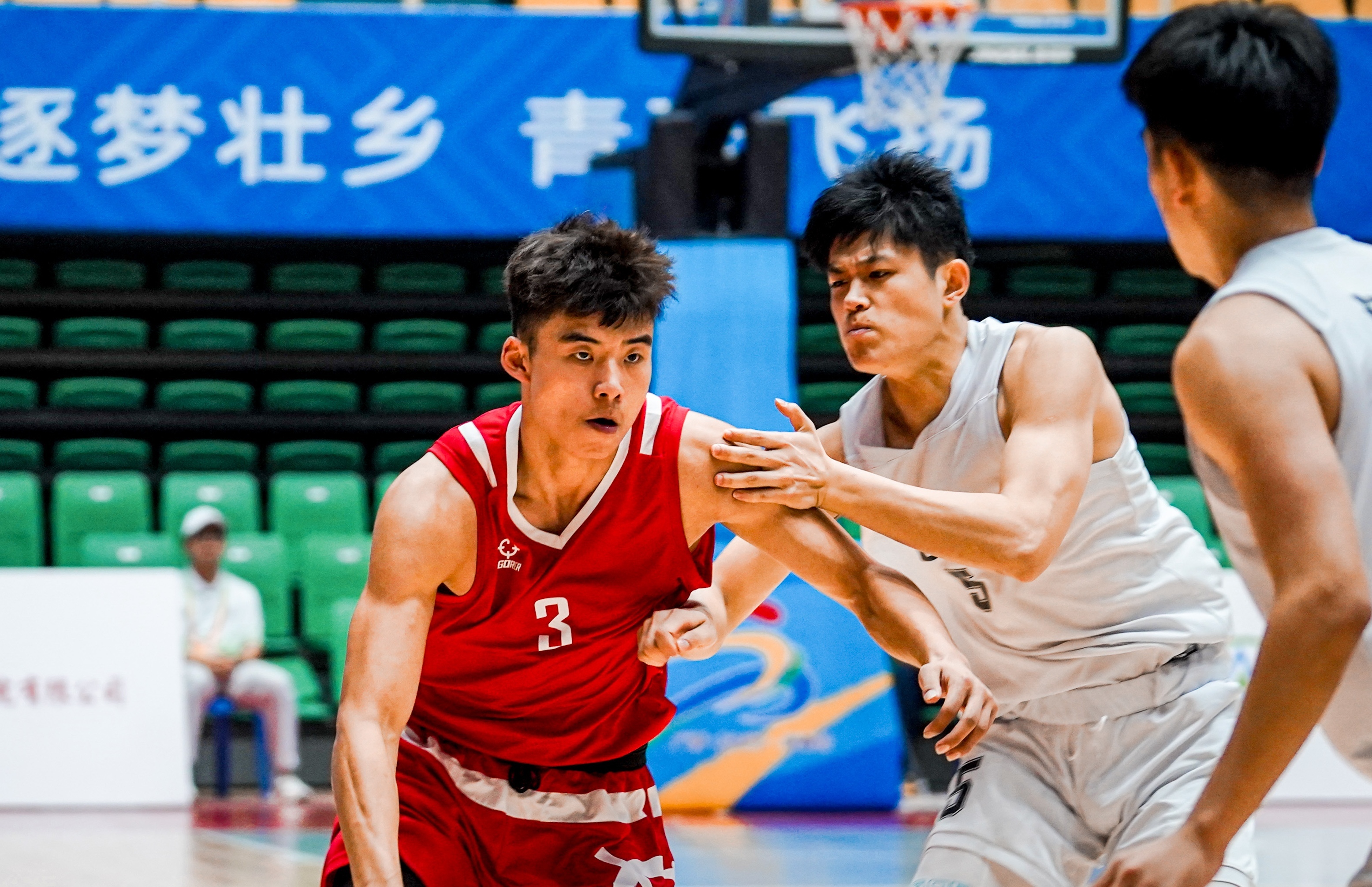 关于多支球队为了晋级下一轮，努力拼搏进行比赛的信息