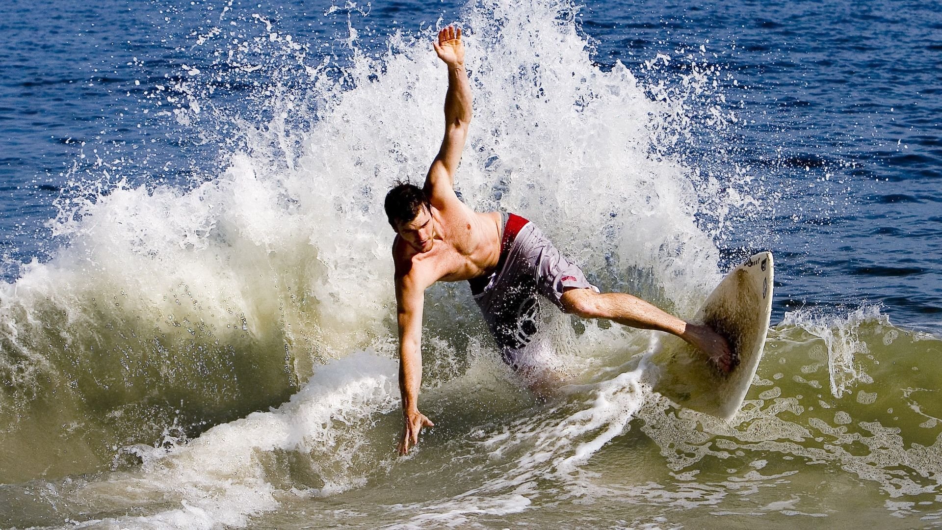 霍勒迪接管季后赛之夜,凯尔特人狂胜独行侠,诠释何为终极冠军拼图