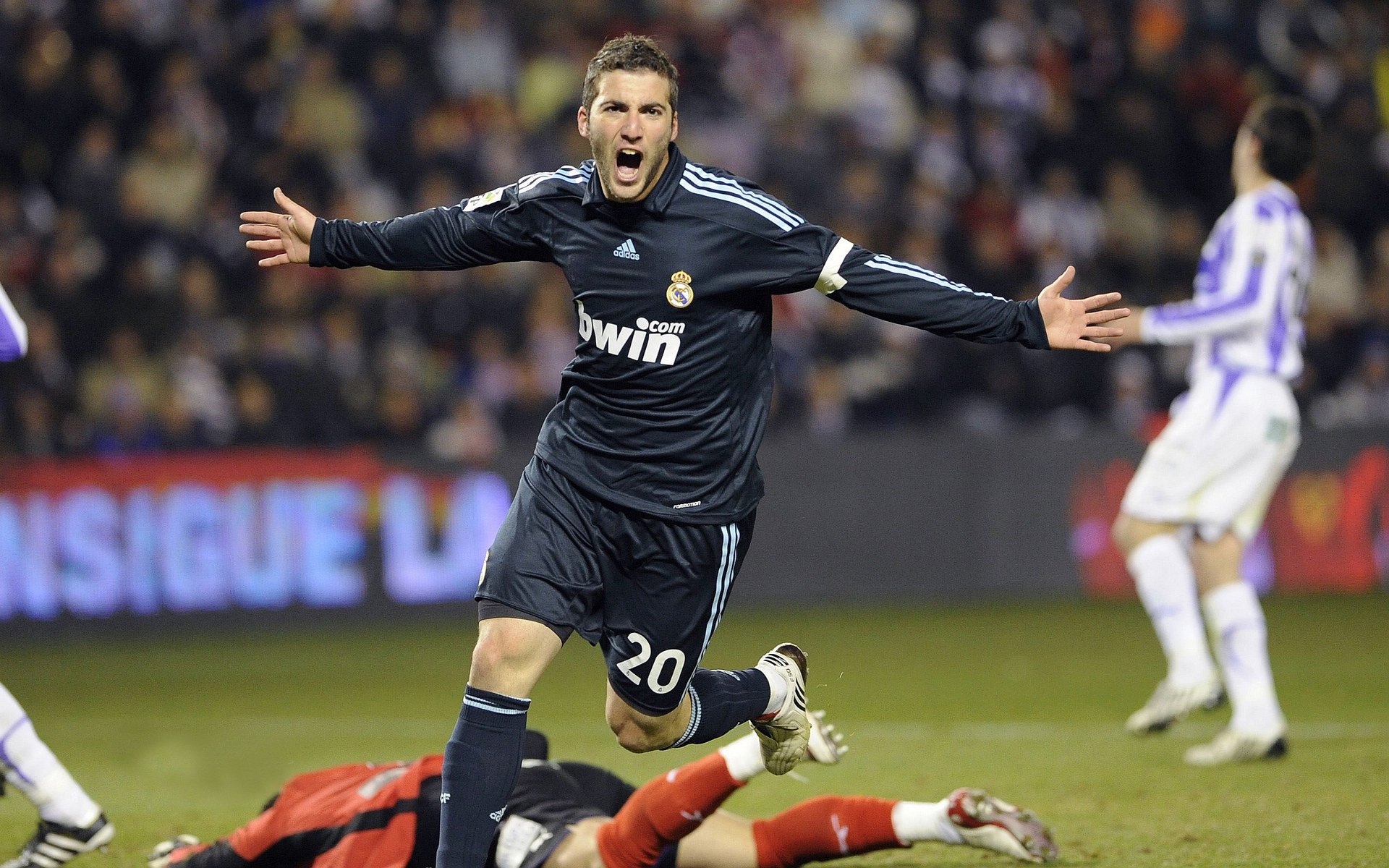 世界杯之夜,克莱·汤普森,当沉默的巨星照亮北美足球盛宴