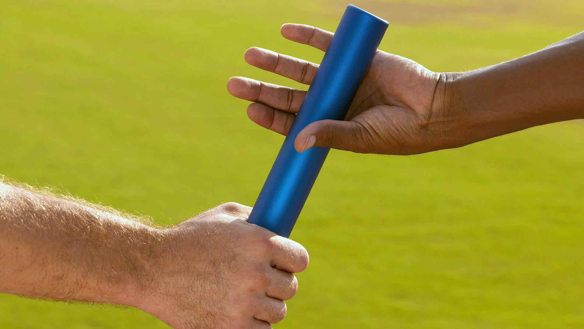 跨洋对决的星光,利拉德高光映照尼克斯险胜青岛队背后的篮球全球化